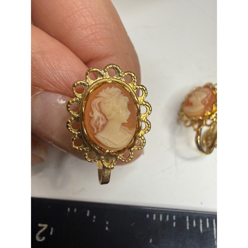 Vintage Gold Tone Peach Shell Cameo Scalloped Edge Clip On Earrings